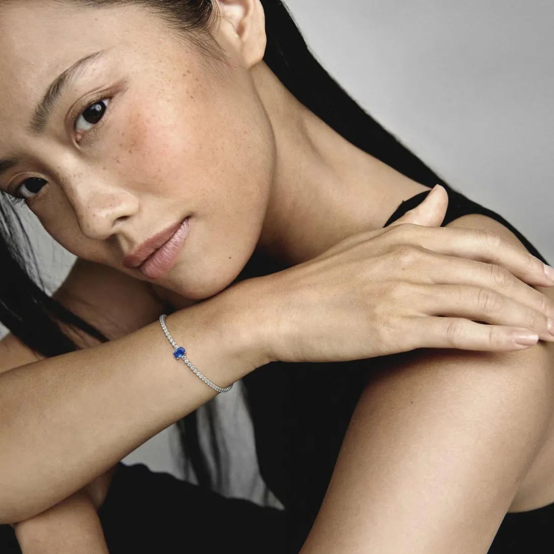 Bracelet Rivière Pavé avec cristal bleu oval centré Pandora Timeless - argent