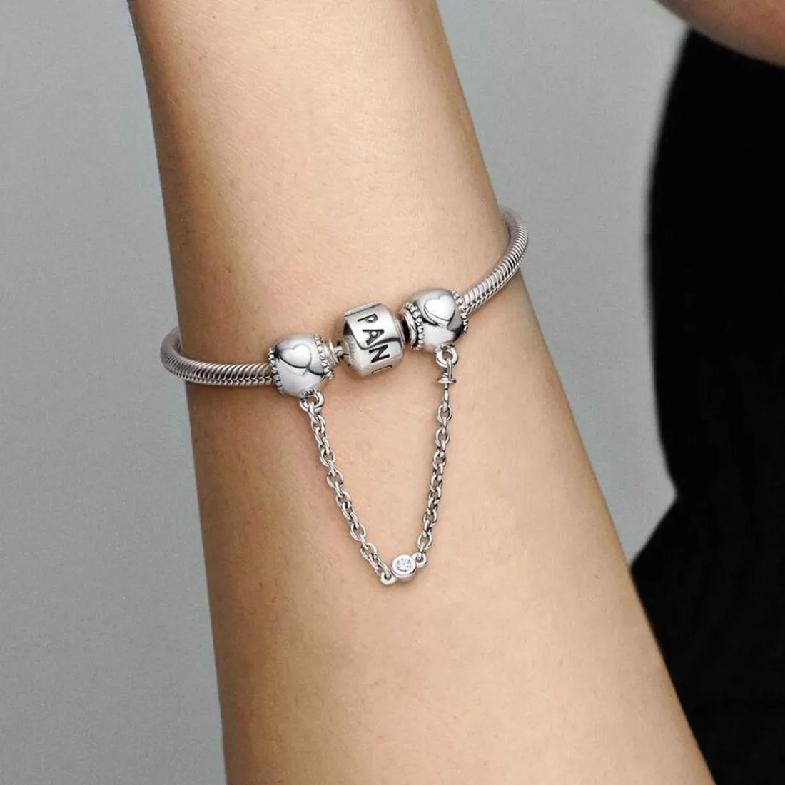 Charm Clip Chaîne de Confort Pandora Moments Cœurs En Relief