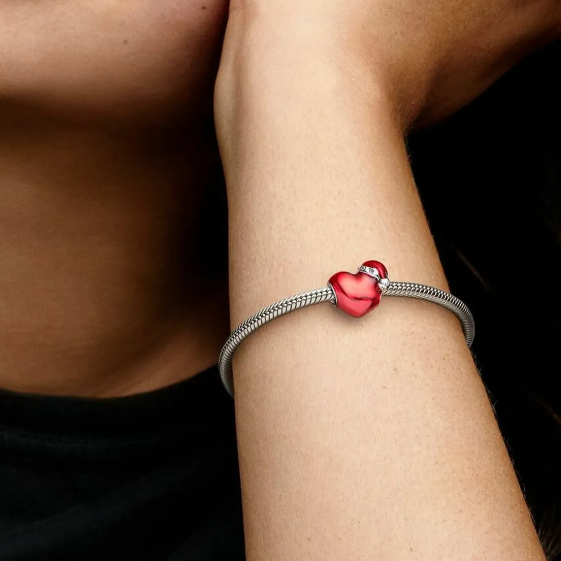 Charm Cœur de Noël Rouge Métallisé – Pandora Moments