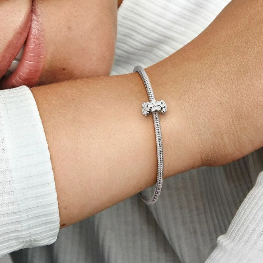 Charm Espaceur Pandora Moments Marguerite Blanche