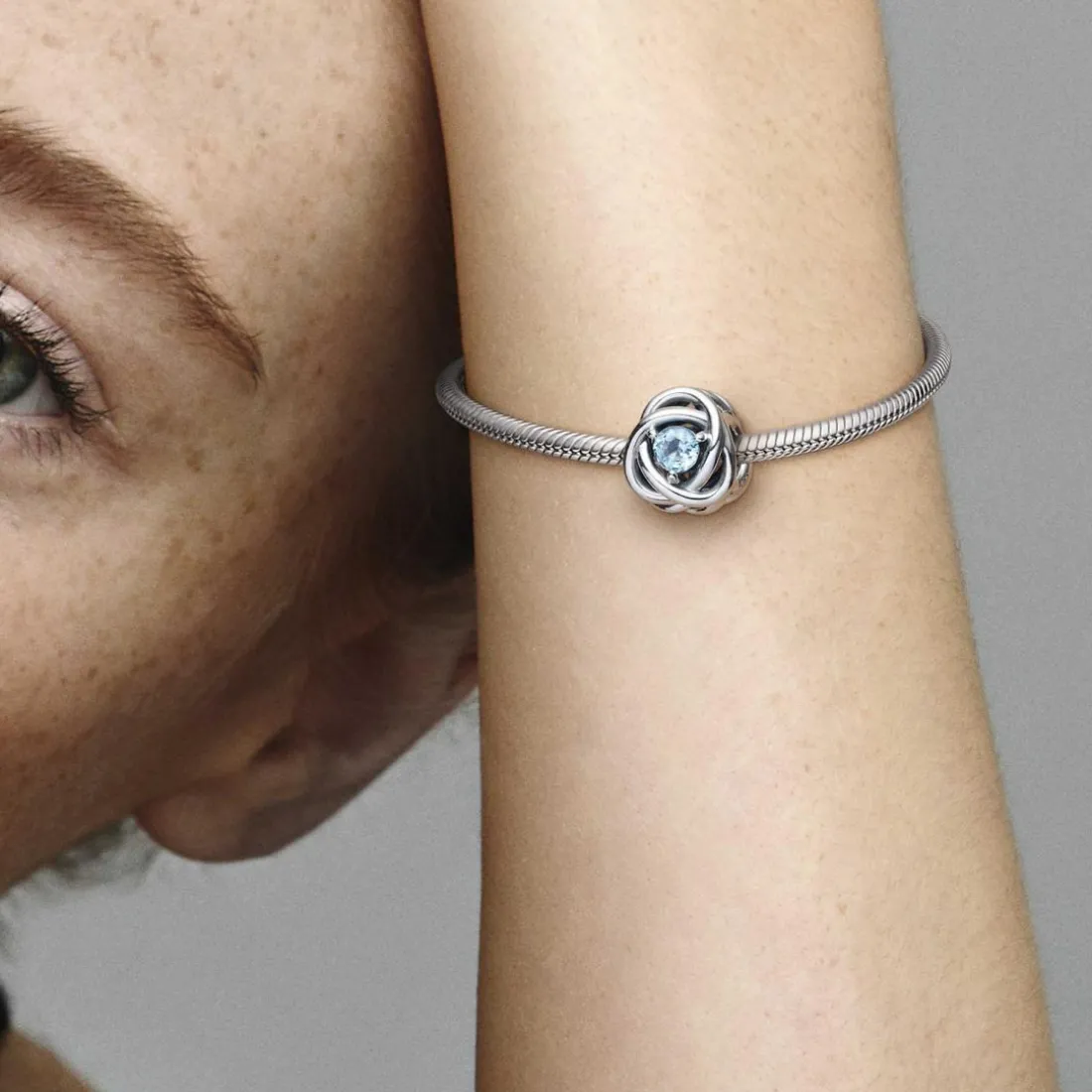 Charm Pandora moments Rose Ajourée & cristaux bleu