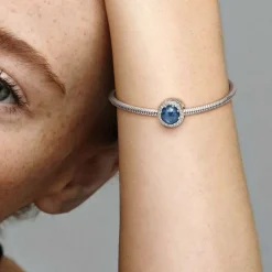 Charm Pandora Moments scintillant bleu foncé
