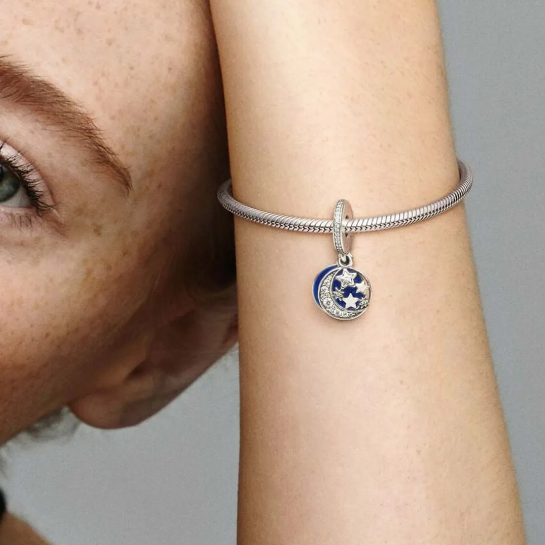 Charm pendentif Pandora Moments lune et ciel bleu
