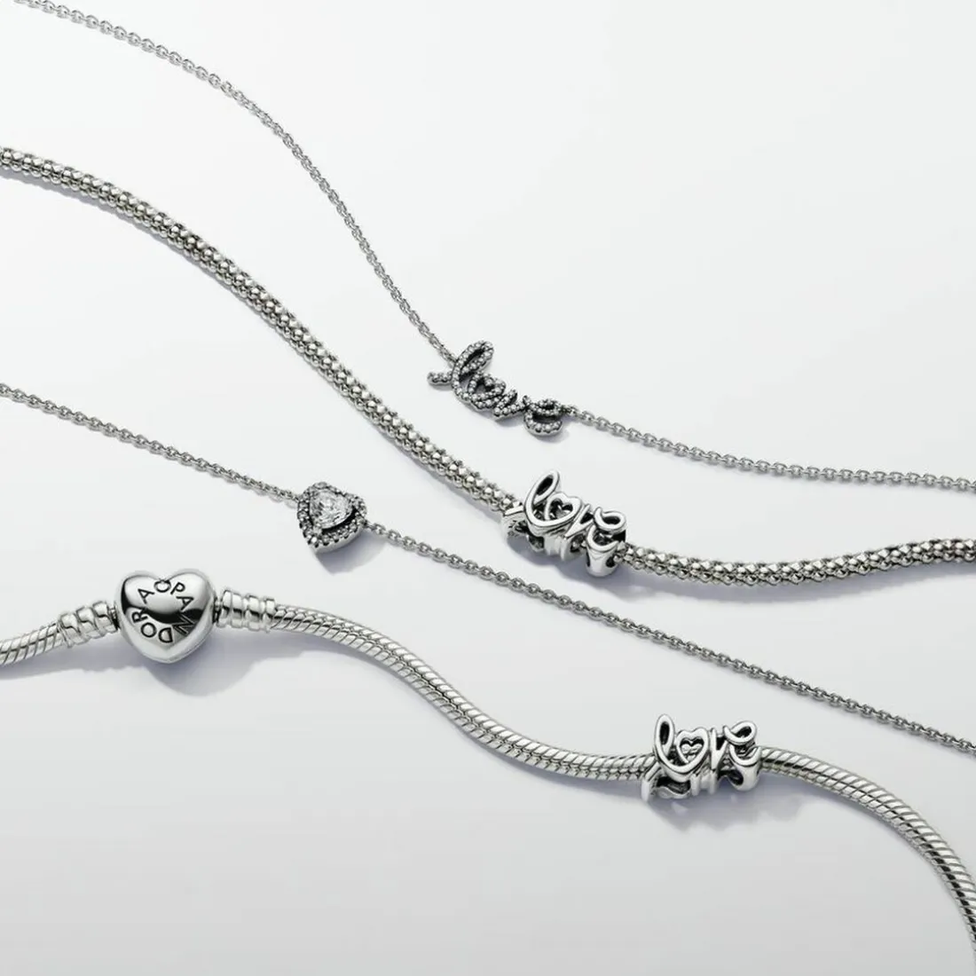 Collier Chaîne Love en Lettres Cursives Scintillant