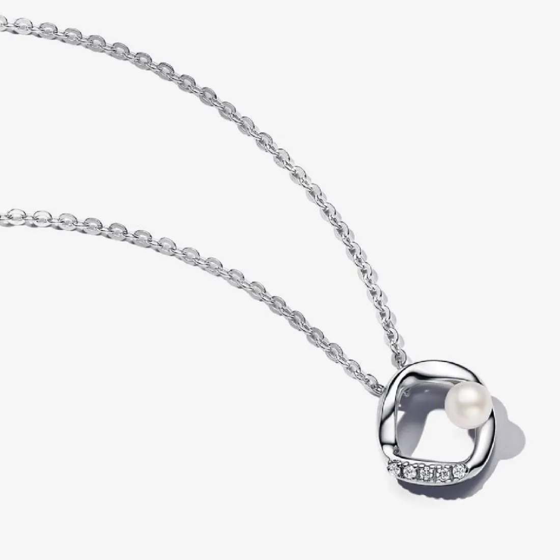 Collier en argent sterling avec perle d'eau douce de culture traitée blanche et zircon cubique transparent
